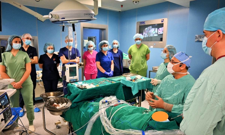 Пациентка със сериозно усложнение на хроничен риносинуит и затруднено дишане е успешно възстановена след ендоскопска интервенция