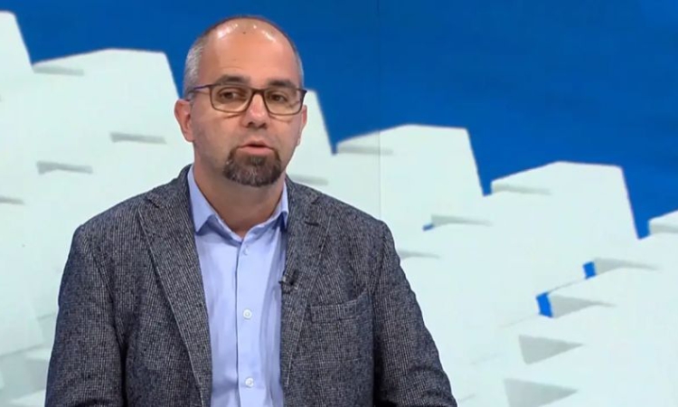 Първан Симеонов: Има две обстоятелства, които спасяват управлението. Едното е разделената опозиция