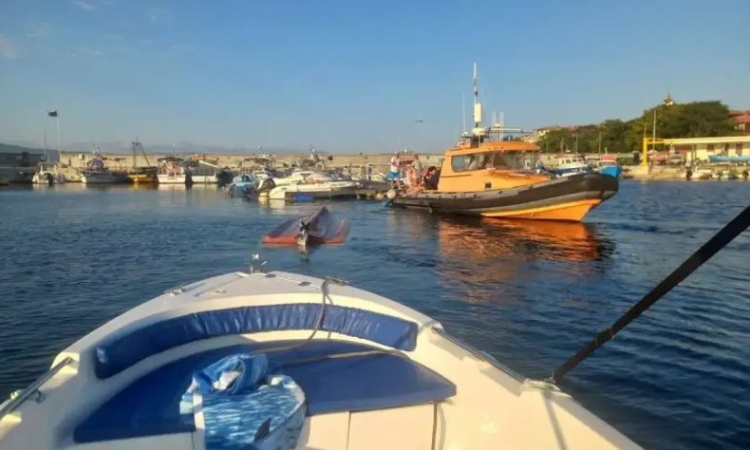 Спасиха четирима от преобърната лодка край Несебър