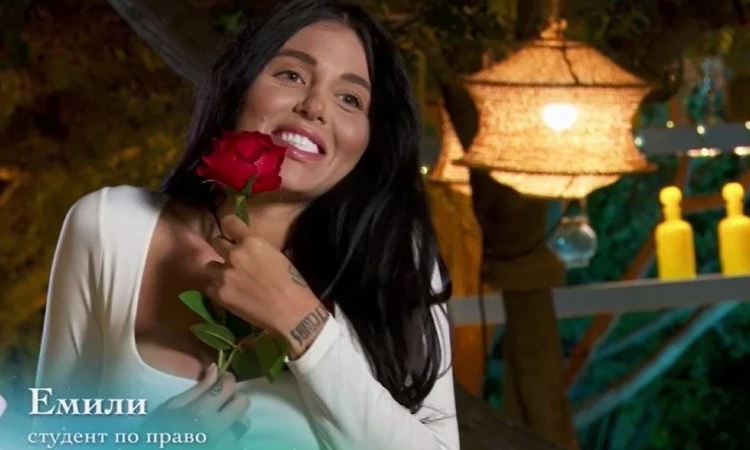 Емили лъсна по чисто голи гърди в ''Ергенът'' (СНИМКИ 18+)