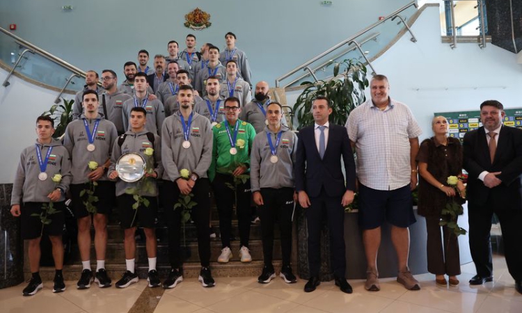 Грандиозно посрещане и чек за 520 000 лева за героите