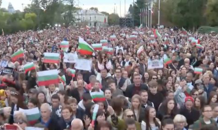 Хиляди посрещнаха националния отбор по волейбол