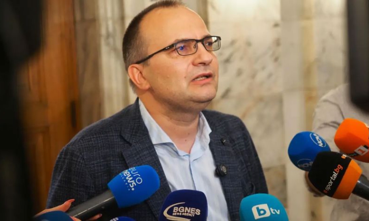 Мартин Димитров: Правителството готви вдигане на данъци и осигуровки