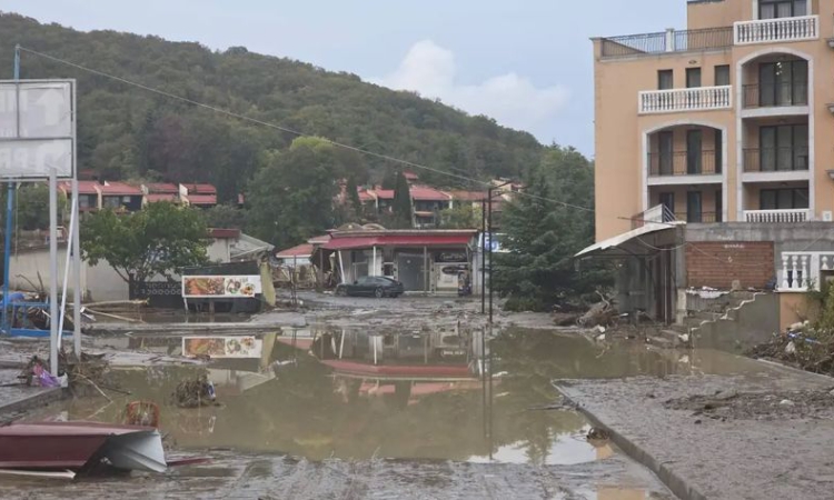 Оперативен щаб заседава в Несебър, за да се направи организация при почистването и отводняването в &quot;Елените&quot;