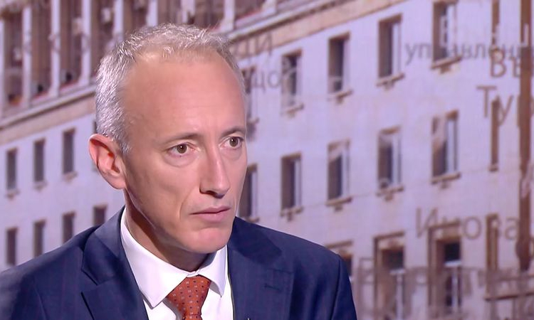 Министър Вълчев: Бих започнал дебат за забрана на социалните мрежи за младежи до 15-годишна възраст