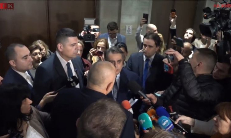 Борисов и Асен Василев в запомнящ се дуел пред журналисти в парламента