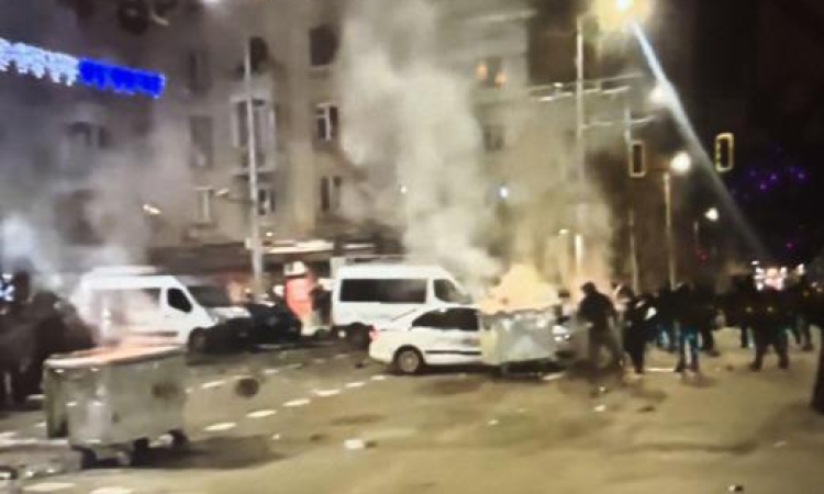 Напрежението ескалира пред централата на „ДПС-Ново начало“