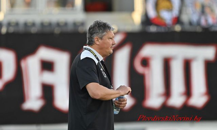 България подкрепи Любо Пенев в най-тежкия му мач