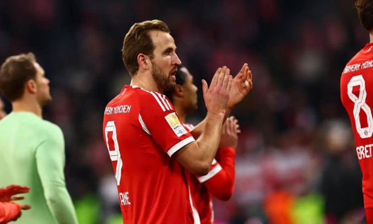 Легенда на Англия свали шапка на Кейн