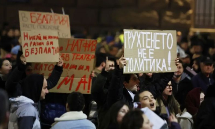 Reuters: Хиляди излязоха на протести в България срещу проекта за първия бюджет в евро и корупцията