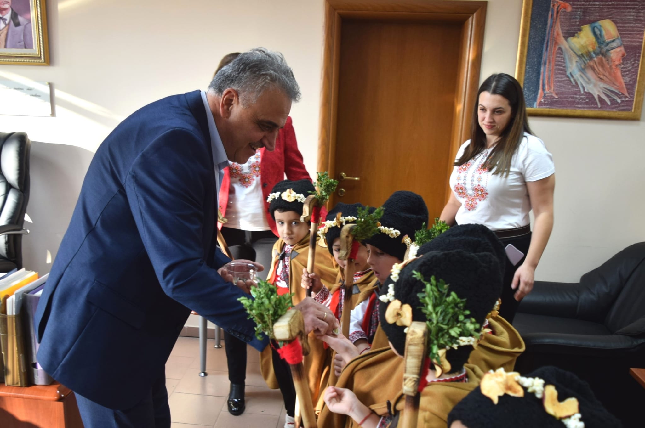 Коледари, каратеки и малката Анастасия поздравиха Общински съвет - Марица