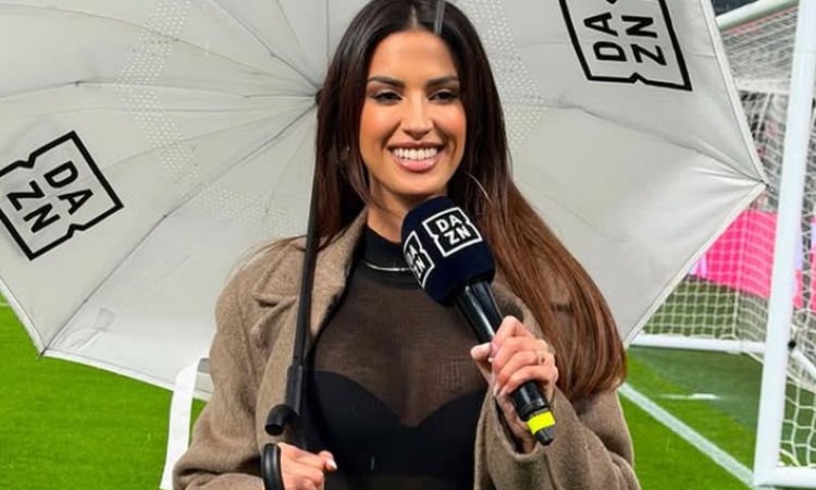 Прелестна журналистка впечатли всички на ''Алианц Стейдиъм''