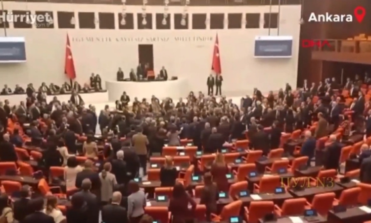 Масов бой в турския парламент заради бюджета