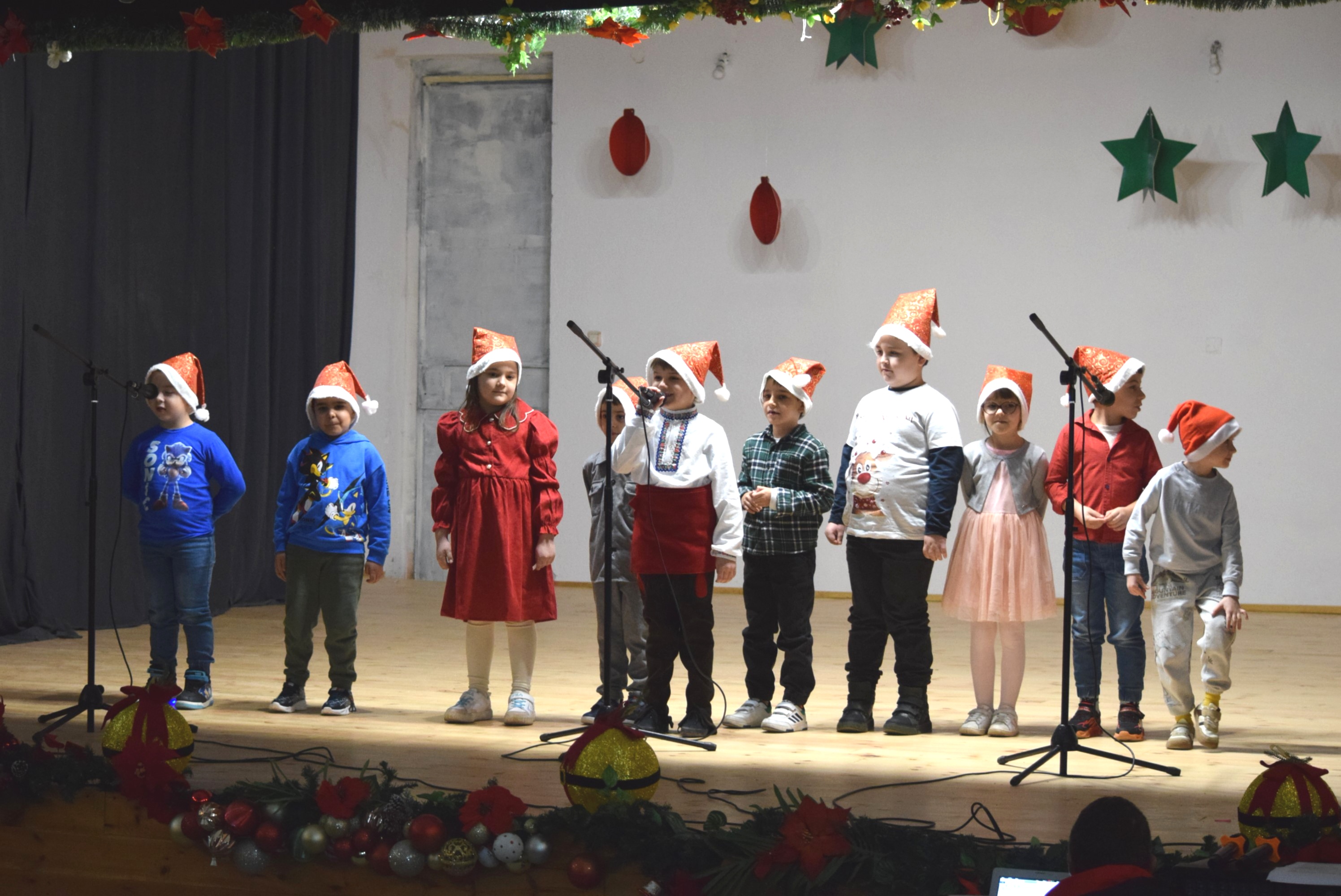 С коледен концерт откриха обновената зала на читалището в Маноле 