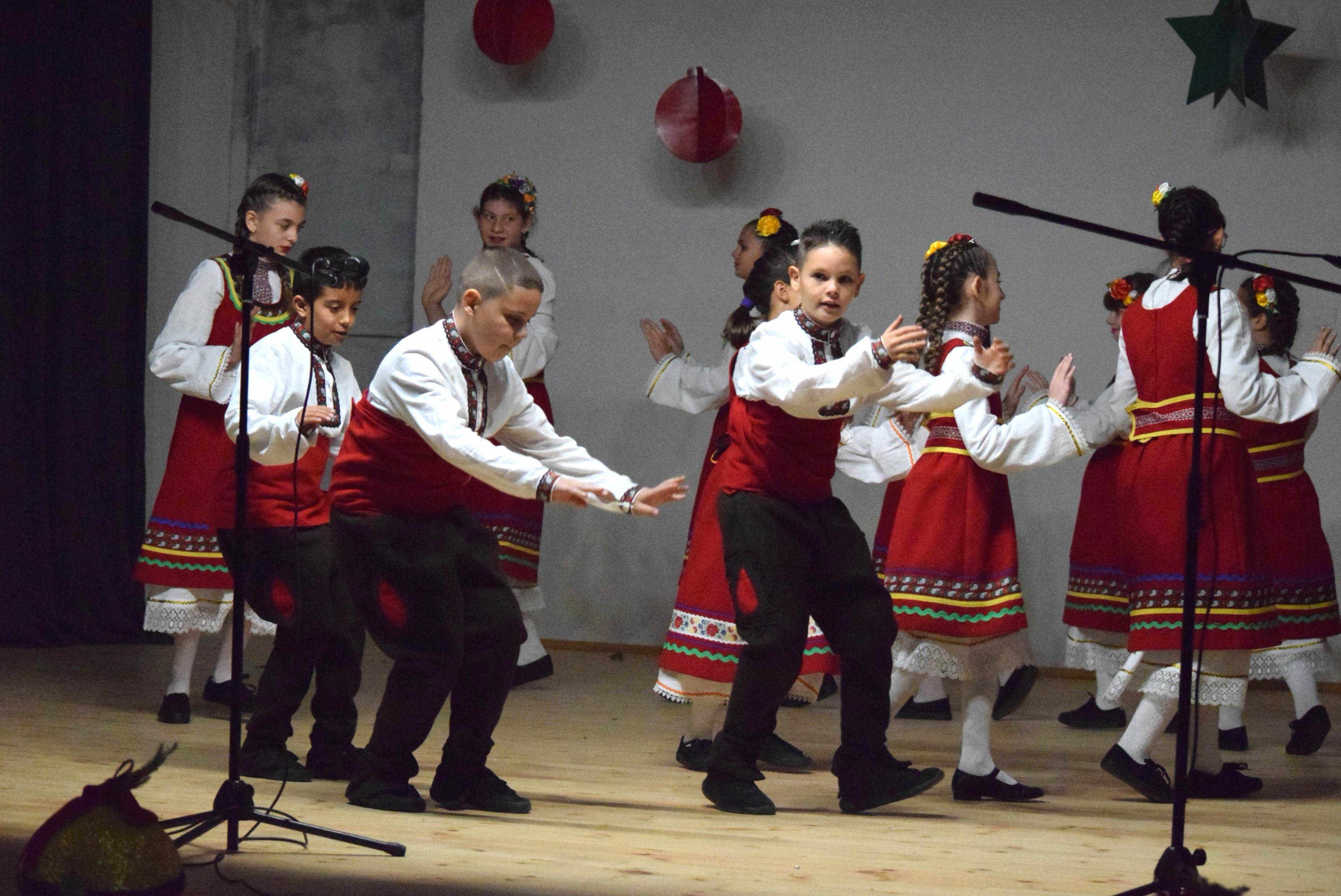 С коледен концерт откриха обновената зала на читалището в Маноле 