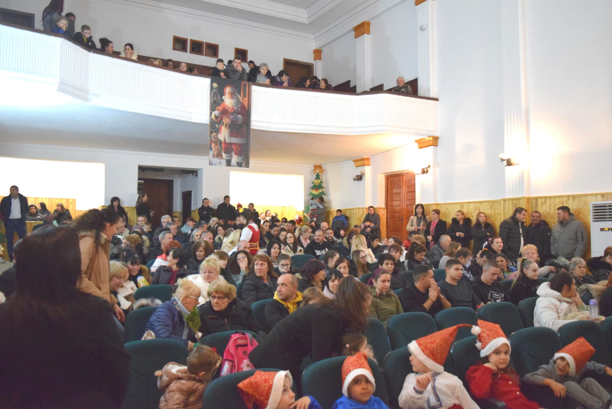 С коледен концерт откриха обновената зала на читалището в Маноле 