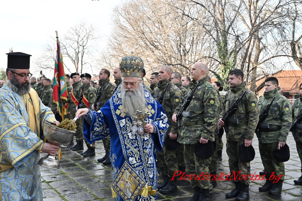 44-годишният Росен извади Богоявленския кръст от Марица