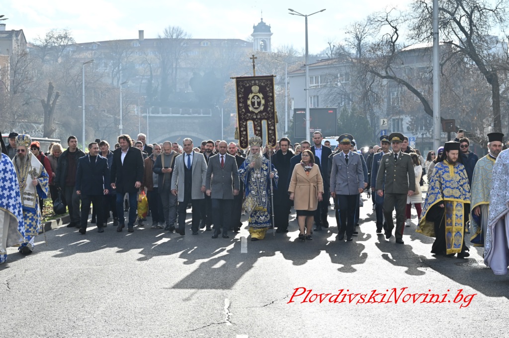 44-годишният Росен извади Богоявленския кръст от Марица