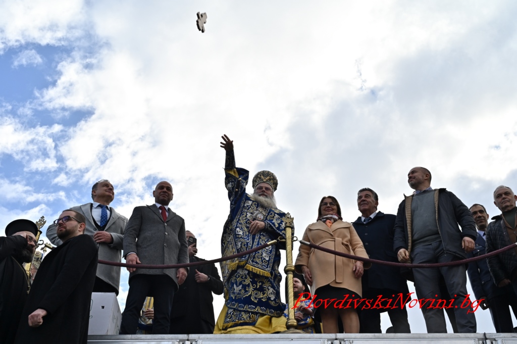 44-годишният Росен извади Богоявленския кръст от Марица