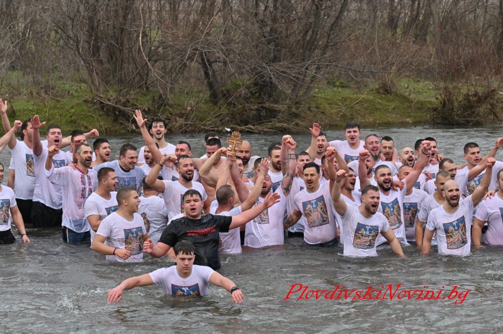 44-годишният Росен извади Богоявленския кръст от Марица