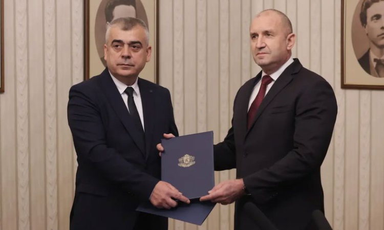 Румен Радев връчи третия мандат на АПС, те го върнаха веднага