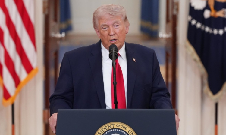 Тръмп: САЩ ще нанесат "изключително силен" удар върху Иран до месец