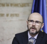 Правосъдното министерство е получило справката за пътуванията на Емилия Русинова и Петьо Еврото