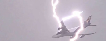 Мълния удари самолет над Варна