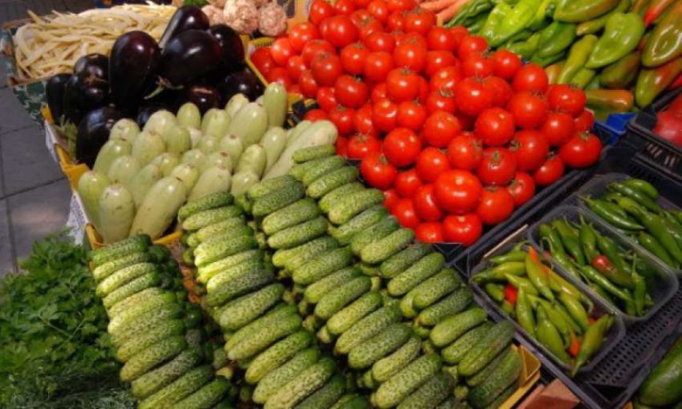 Зеленчуци на рекордни цени: Домати и краставици двойно по-скъпи