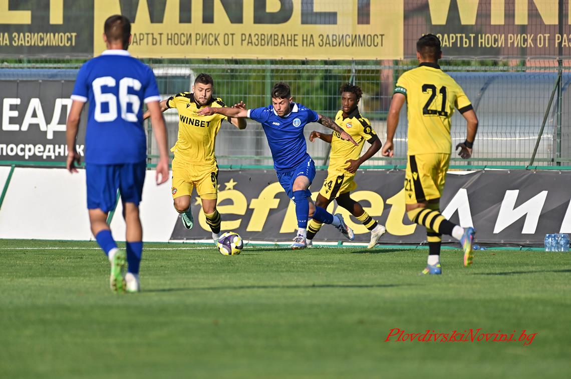 Ботев Пловдив се връща към корените - край на експериментите с цветовете