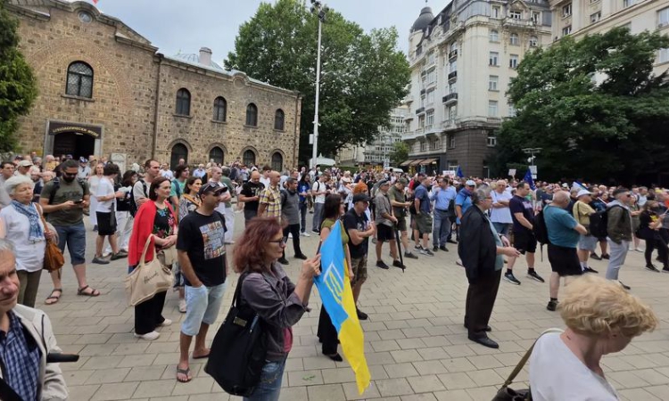 "Няма да продължаваме да търпим всички лъжи". Протест срещу управляващите в центъра на София
