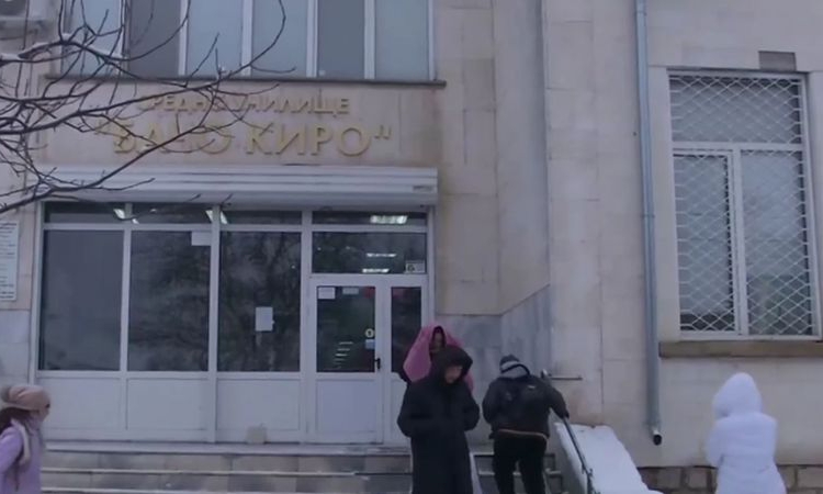 Осмокласничка е в болница със счупен нос след удар от съученик