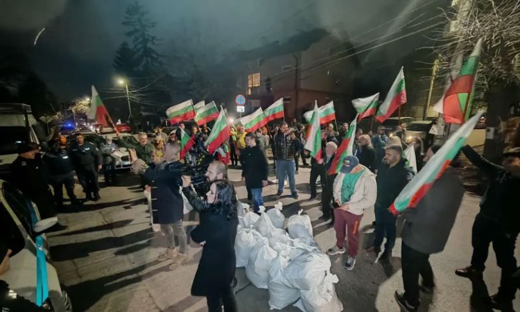 Гневни симпатизанти на &quot;Величие&quot; изсипаха чували с &quot;недостигащи бюлетини&quot; пред дома на Бойко Борисов в Банкя