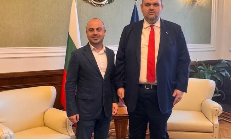 Лидер на младежкото ДПС напусна Доган и се присъедини към отбора на Пеевски