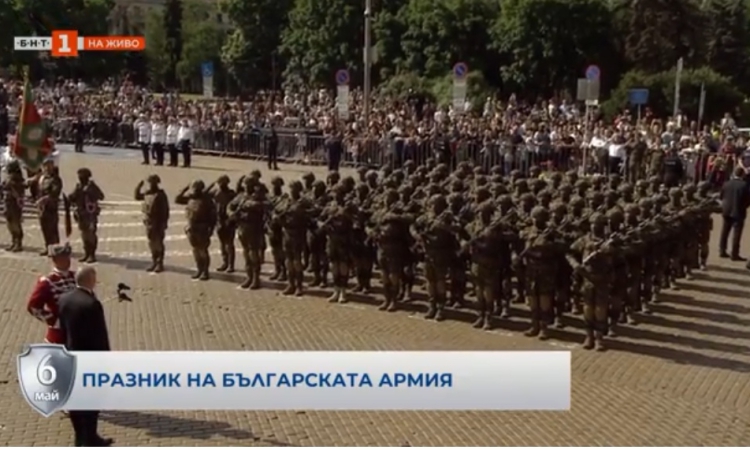 Три хеликоптера и една шепа войници на парада за Деня на храбростта