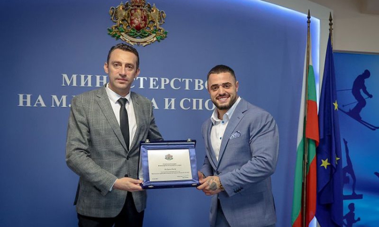 Министър Пешев награди европейския шампион по вдигане на тежести Карлос Насар