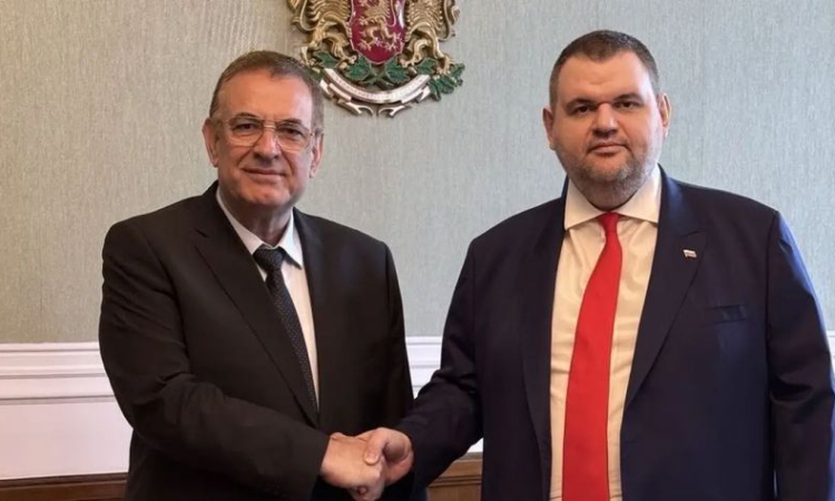 Капитулацията на Чакъров идва след съдебен запор на фирми на сина му