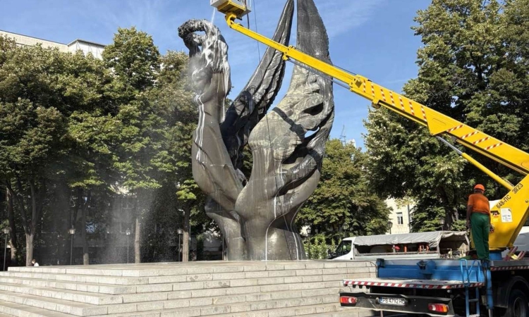 Измиха паметника на Съединението с шампоан с аромат на българска роза