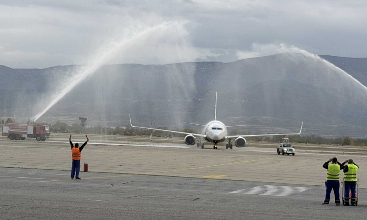 Водна арка посрещна първия полет от редовната линия Милано-Пловдив