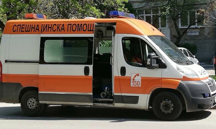 Инспектор от ДАИ-Пловдив блъсна пешеходец на заден ход