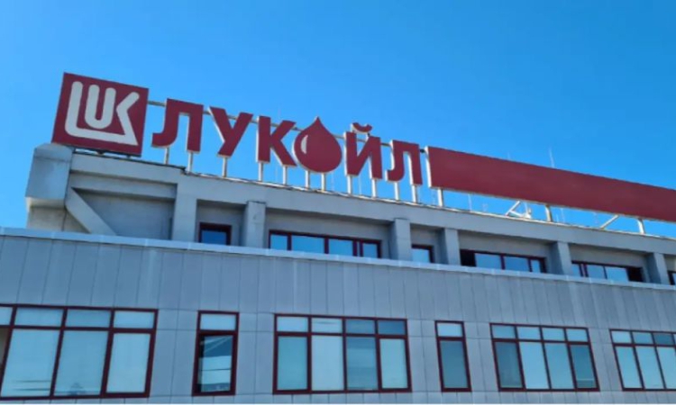 Carlyle проучва варианти за придобиване на активите в чужбина на Лукойл