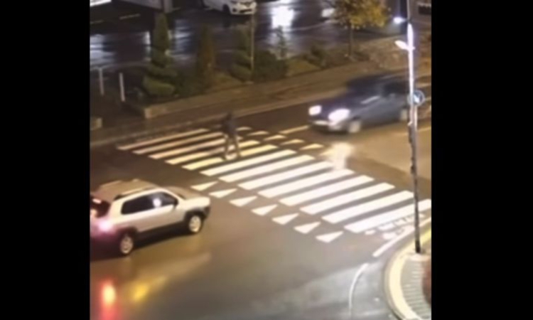 Кола блъсна трудноподвижен мъж на пешеходна пътека