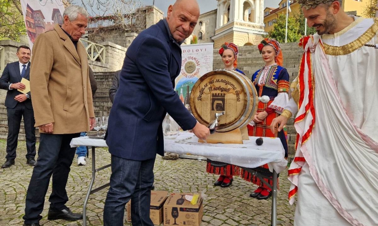 Започна 17-ото „Дефиле на младото вино“