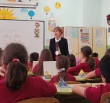 Проф. Янчева участва в урок по здравословно хранене в училище „Стоян Михайловски“