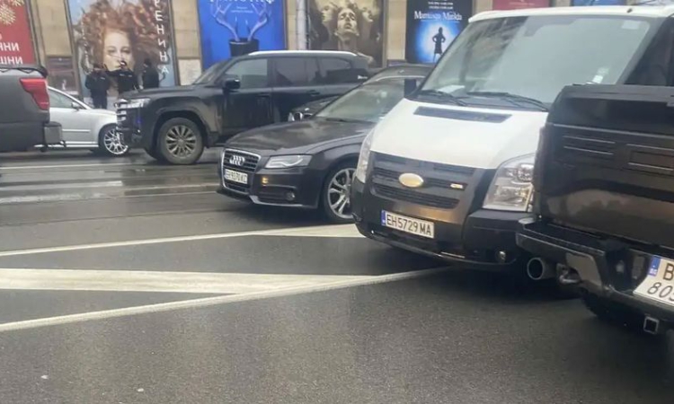 Извънредна ситуация: Джипове на членове и симпатизанти от &quot;Величие&quot; блокираха бул. &quot;Дондуков&quot; в София