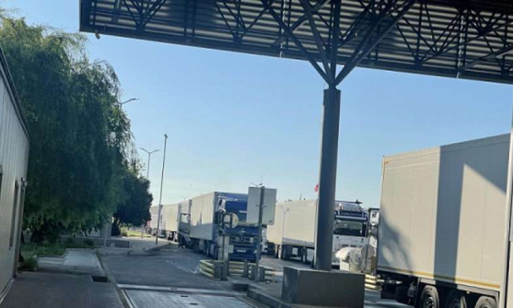 Опашки от тирове по границите с Турция и Сърбия, затруднения и към Гърция