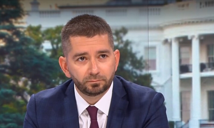 Слави Василев: Пеевски и Борисов ще останат на върха на държавата, докато Радев не се яви на избори