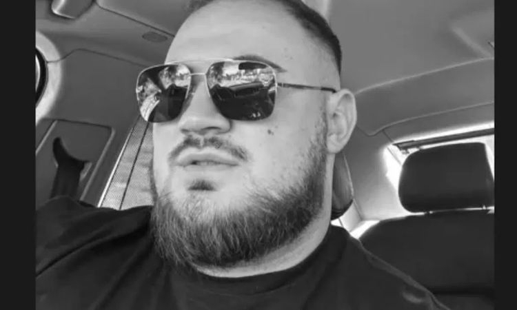 Бизнесменът Кабаджов изплака мъката от убийството на сина си в песен