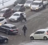 Нарушител в софийския снежен хаос излезе от колата да бие друг мъж с бухалка