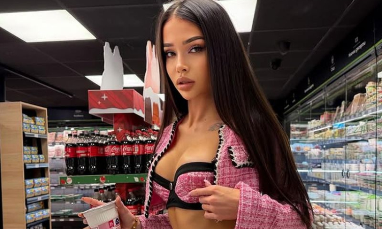 ШОК: Украинка се появи полугола във варненски магазин (СНИМКИ И ВИДЕО 18+)